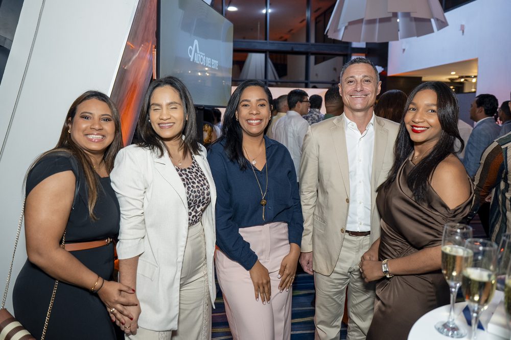 Grupo de invitadas posando juntas durante el coctel de lanzamiento.