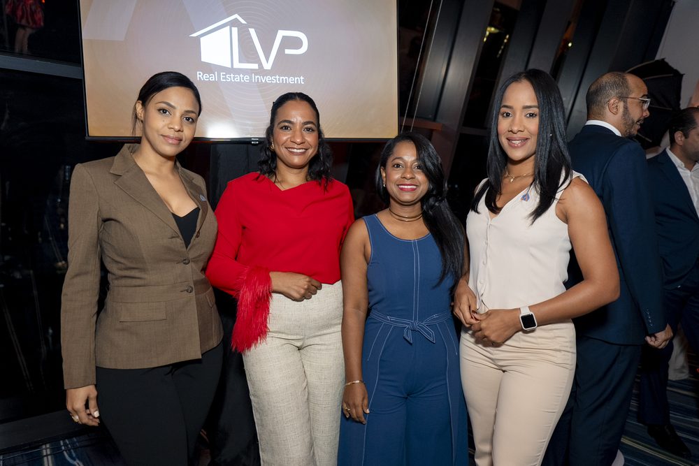 Equipo comercial posando frente a la pantalla con el logotipo de LVP.