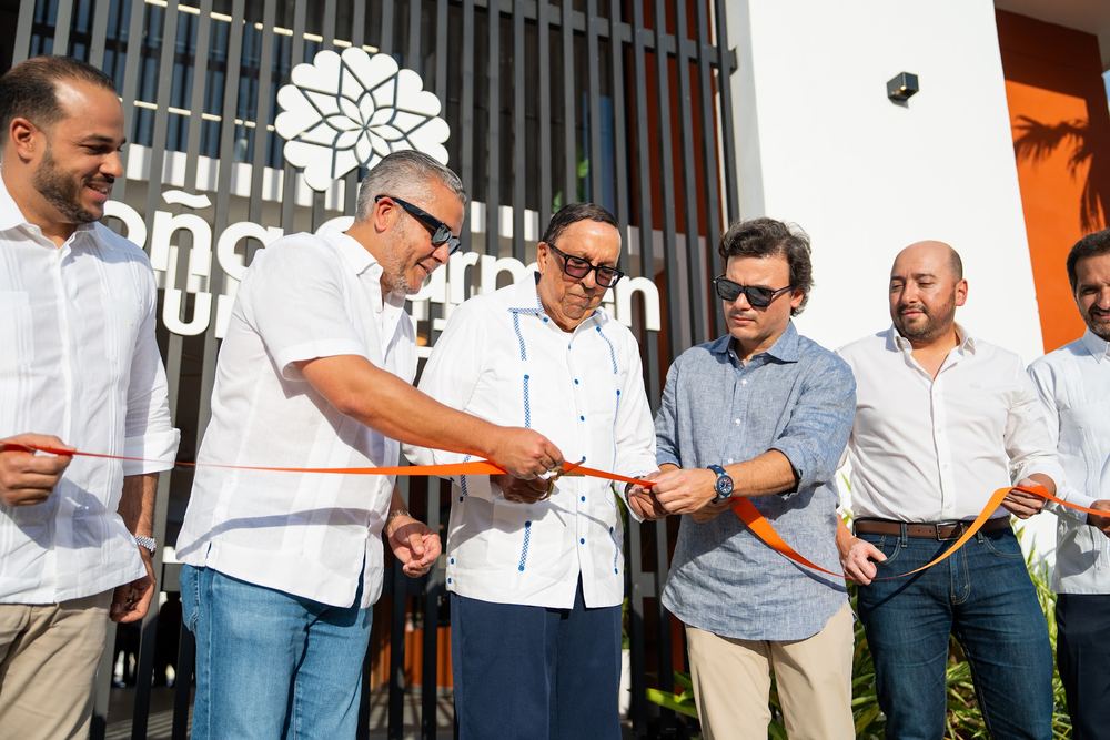 Corte de cinta inaugural del Club Multiuso Doña Carmen rodeado de directivos.