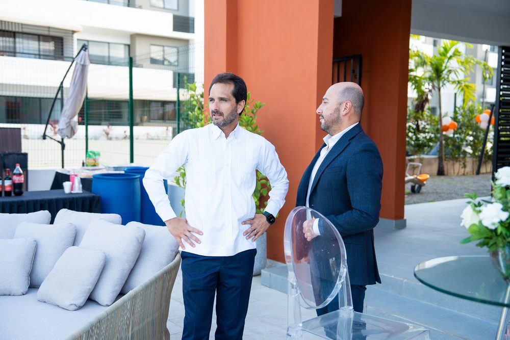 Dos invitados conversan en el lounge interior del club recién inaugurado.