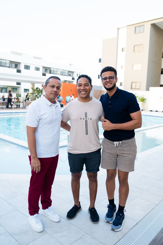 Tres invitados posan junto a la piscina del club recién inaugurado.