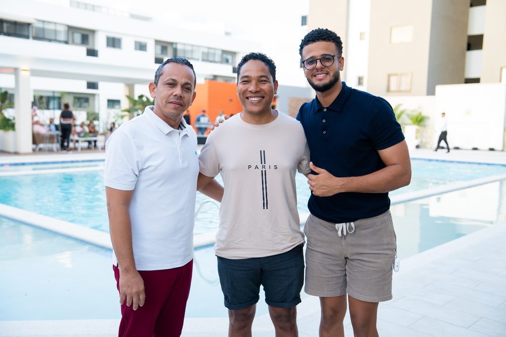 Invitados posando junto a la piscina del club recien inaugurado.