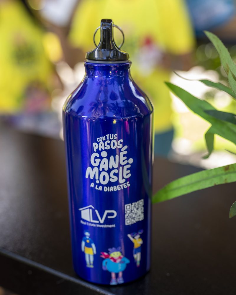 Botella oficial de la campana con el lema Con tus pasos, ganemosle a la diabetes.