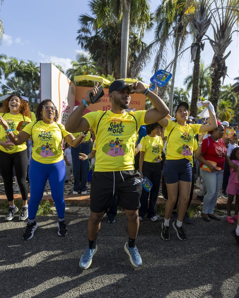 Participantes celebrando con los brazos en alto al final del recorrido.