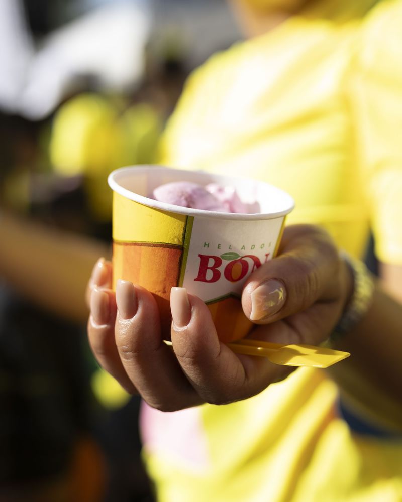 Primer plano de un vaso de helado entregado a los participantes al cierre de la jornada.