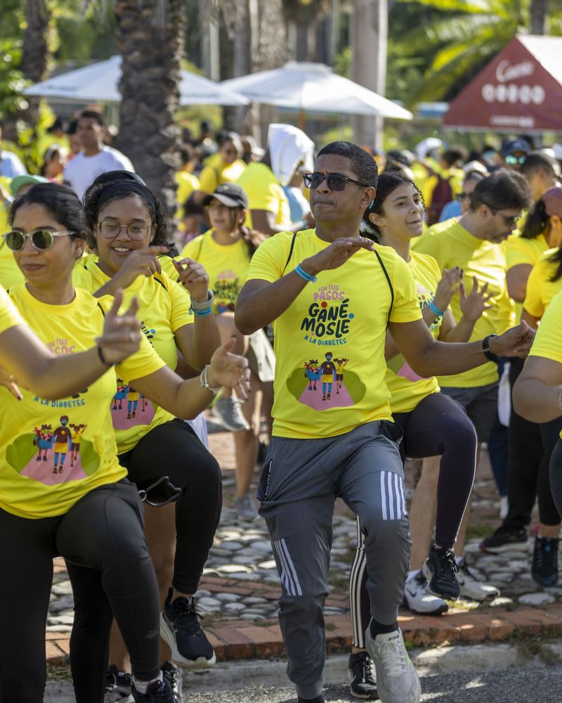 Participantes bailando y aplaudiendo durante el calentamiento de la jornada.