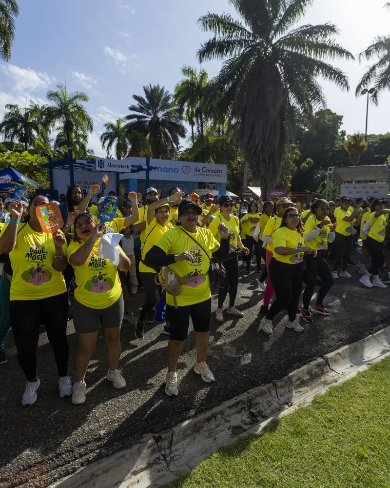 Cientos de participantes con camiseta amarilla avanzan por la avenida durante la caminata Ganémosle a la Diabetes.