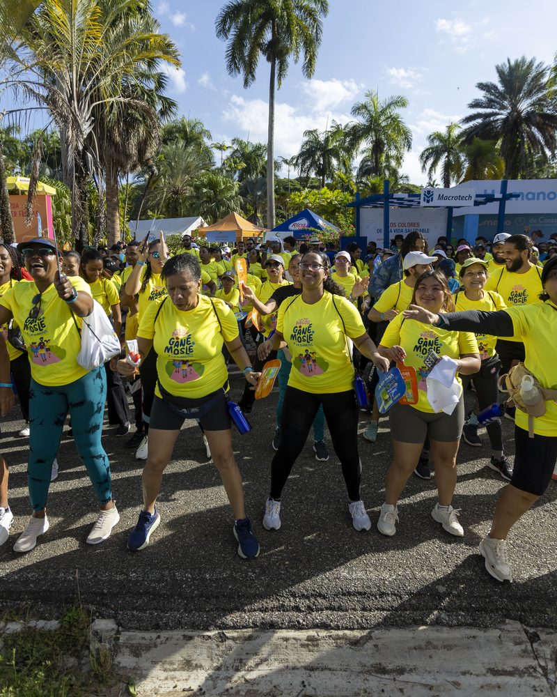 Participantes avanzando por la avenida durante la caminata.