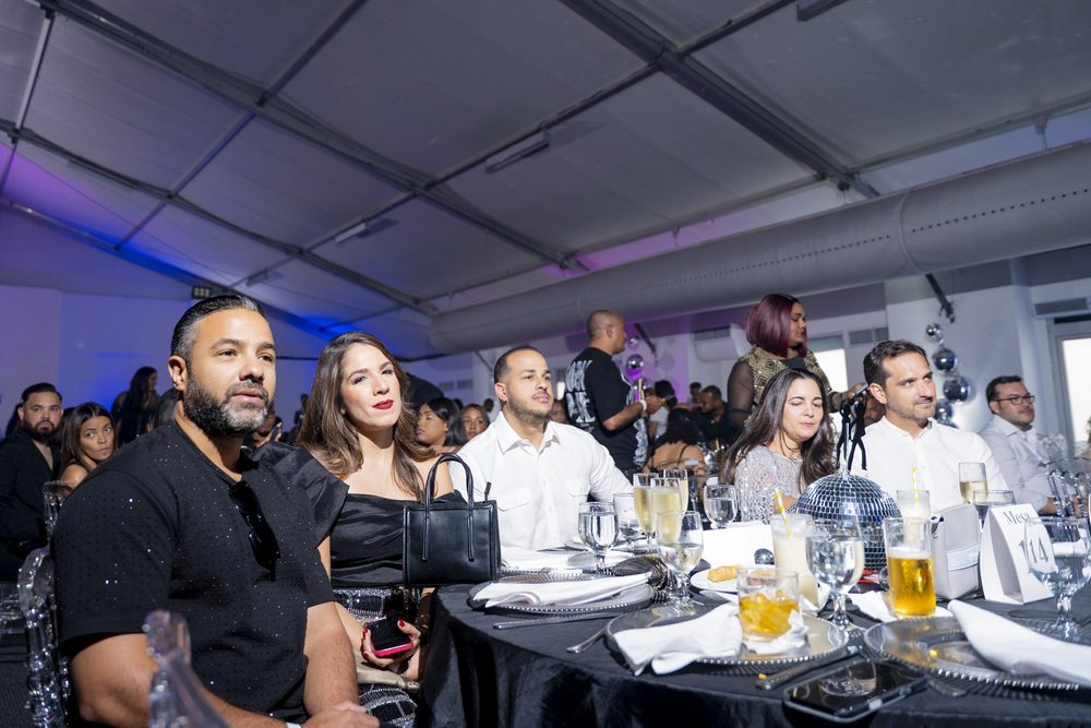 Invitados compartiendo en la mesa durante la cena de fin de ano.