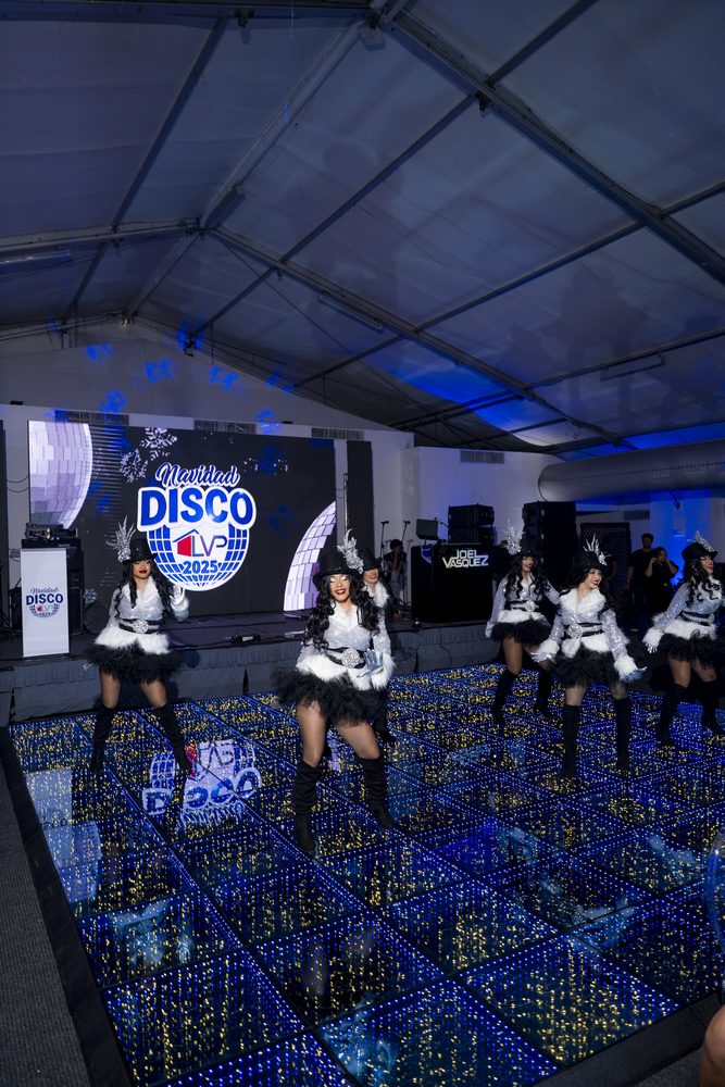 Las bailarinas cierran el número sobre la pista iluminada.
