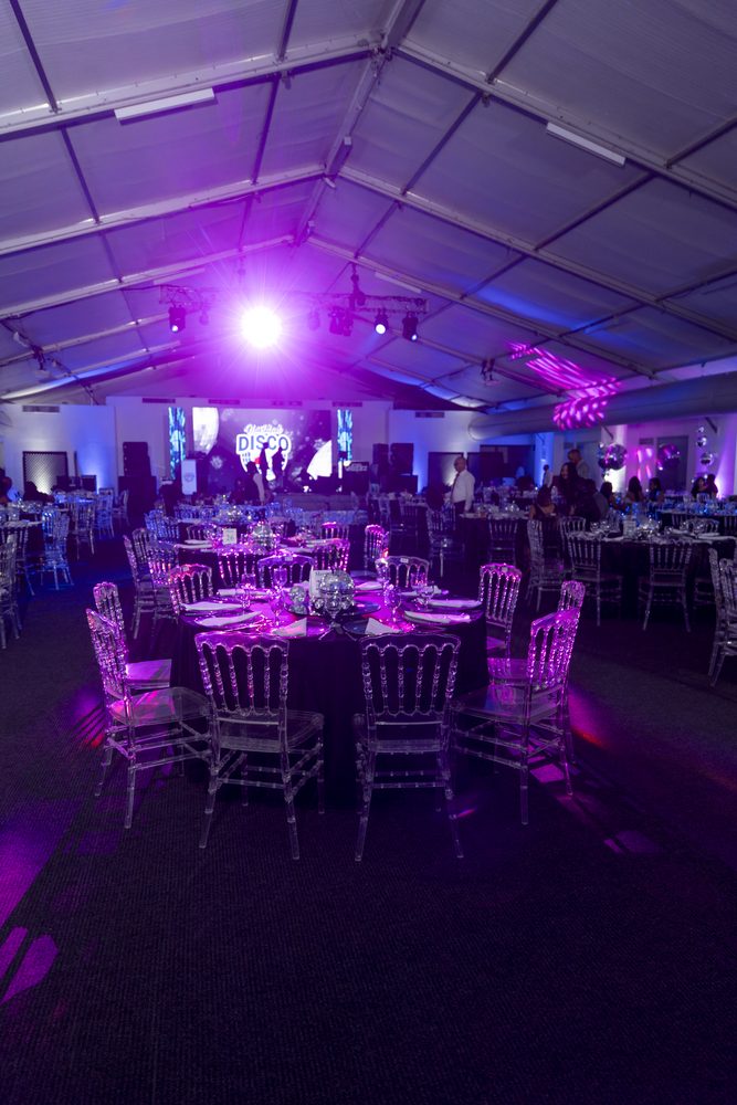 Carpa montada con luz magenta antes de la llegada de los invitados.