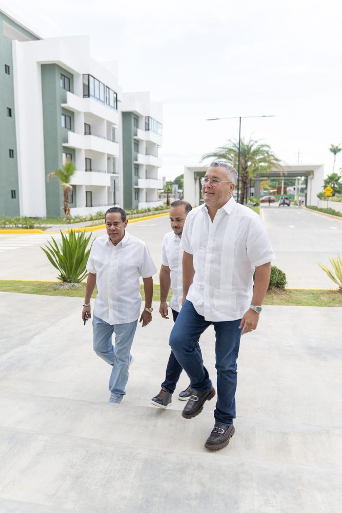Invitados recorriendo el residencial durante la jornada de apertura.