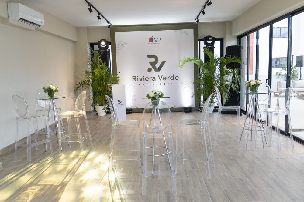 Salon de ventas montado con taburetes transparentes y el backdrop de la marca.